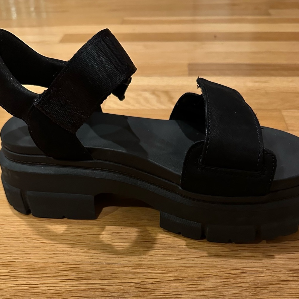 Ugh Ashton Black Platform Sandals - Picture 3 of 6